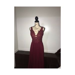 Sleeveless V-Neck Semi-Formal dress